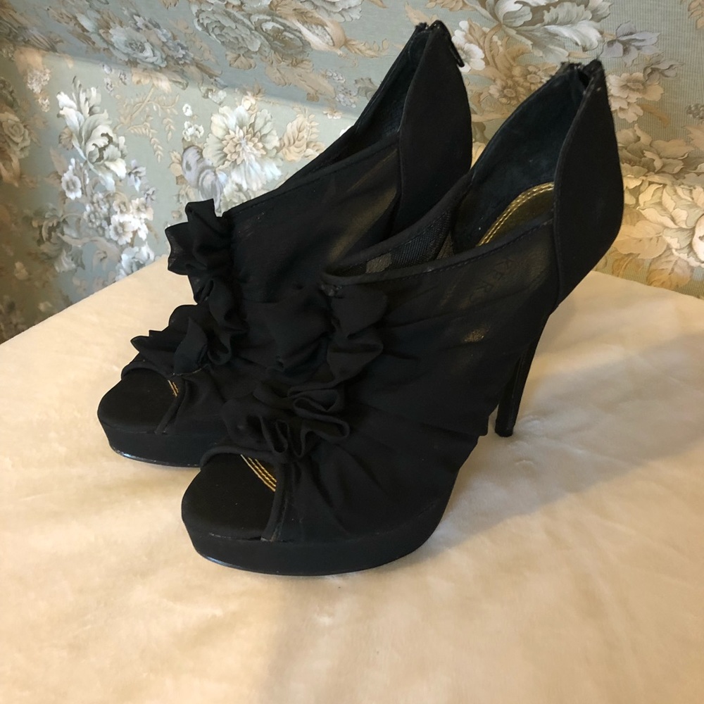 Black Ruffled Pumps sz. 8 - Picture 2 of 6